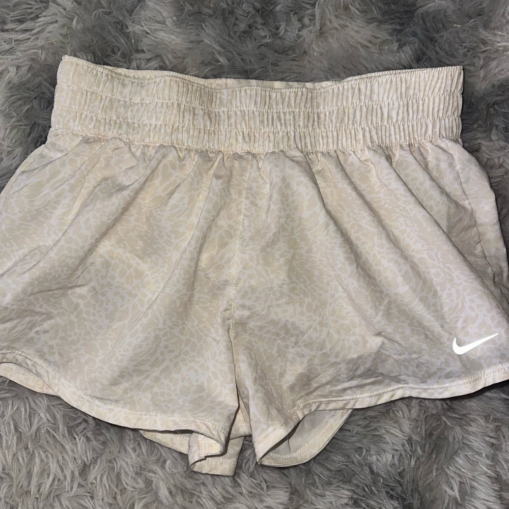 Nike Women's Light Beige Patterned Athletic Shorts - NWT Size Small
